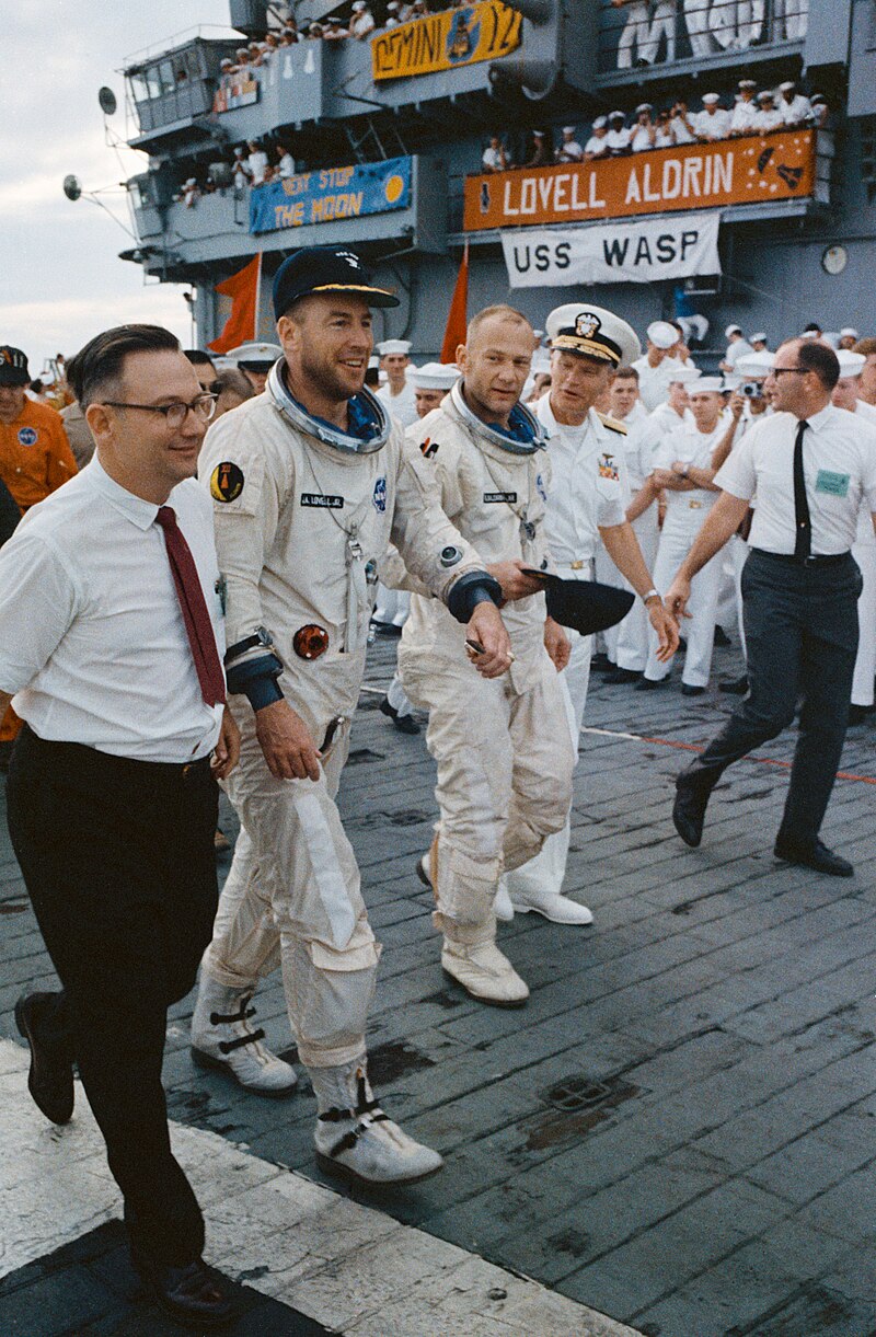 Jim Lovell e "Buzz" Aldrin dopo il recupero di Gemini 12. Crediti NASA, Pubblico dominio