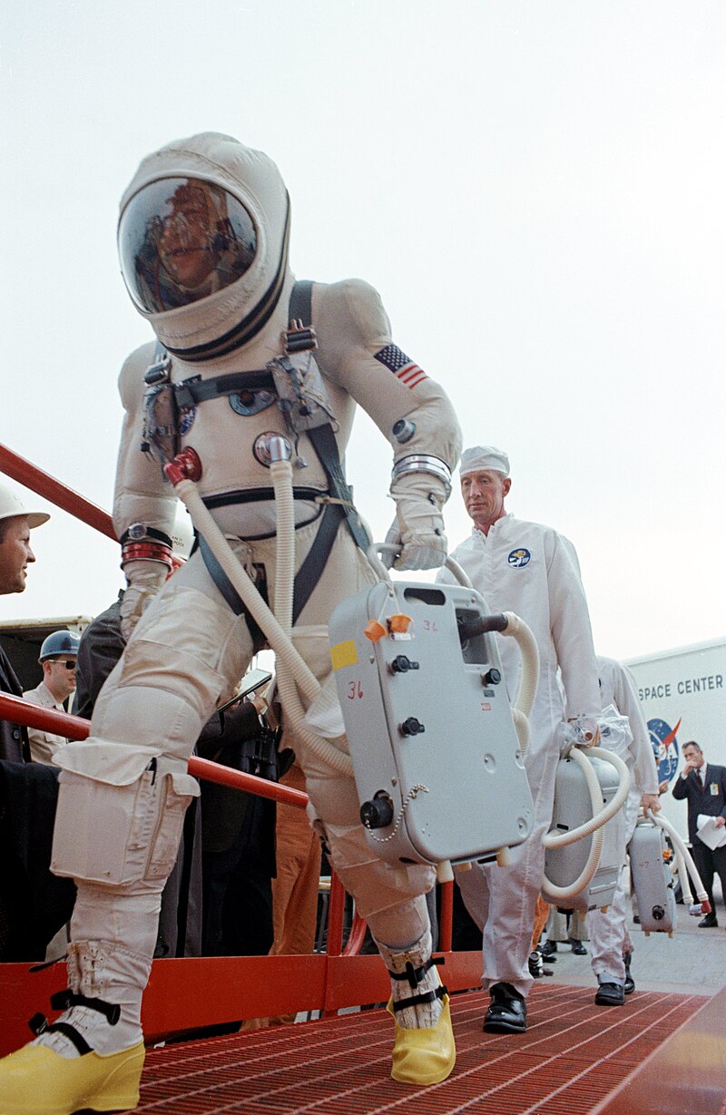 Jim Lovell in prossimità dell'ascensore per il Pad 19 prima del lancio di Gemini VII. Crediti NASA, Public Domain