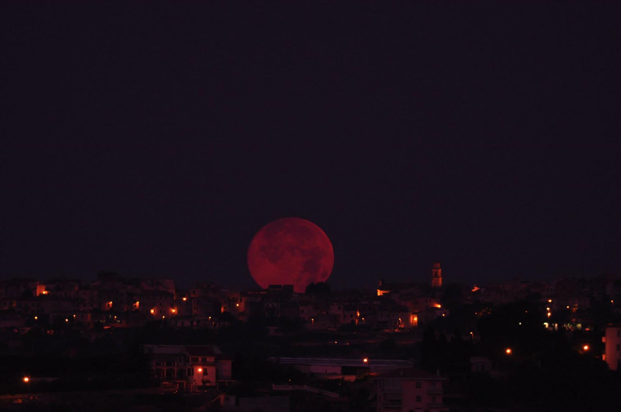 Una bellissima Luna rossa in tramonto su Sanremo.  Crediti Elisa Cavalli.