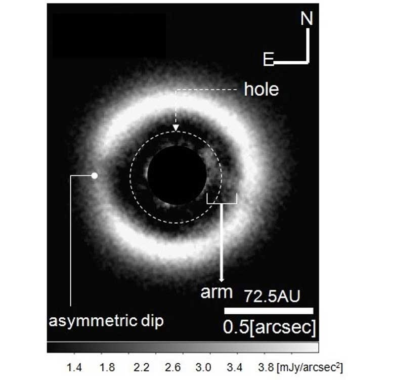 Il disco protoplanetario intorno alla stella J 1604 ripreso dal Subaru Telescope. Credit: The Graduate University for Advanced Studies and the National Astronomical Observatory of Japan