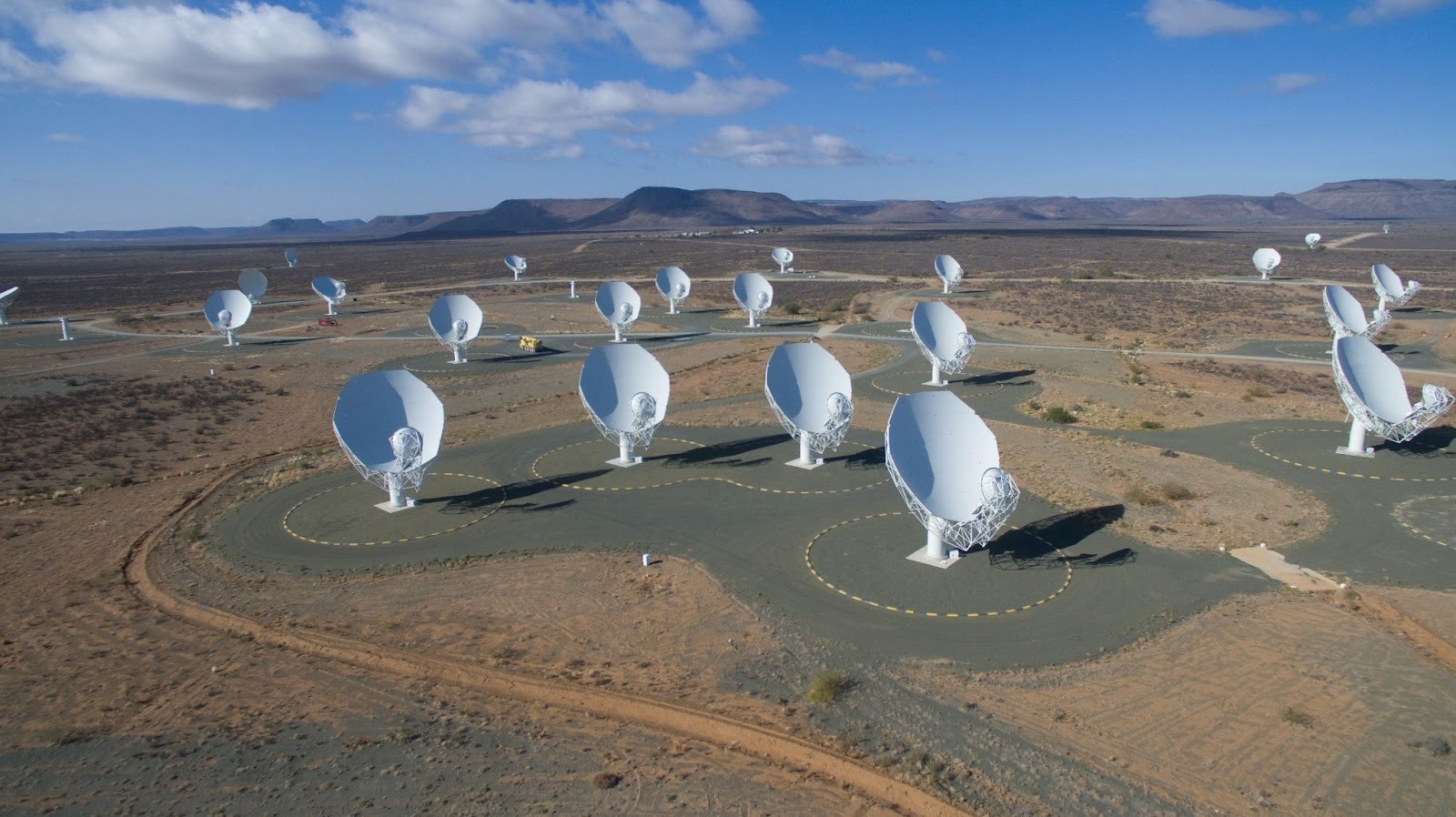 Array di telescopi MeerKAT. Crediti MeerKAT Telescope