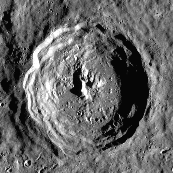 Il cratere Eratostene ripreso dal Lunar Reconnaissance Orbiter. Crediti NASA-LRO