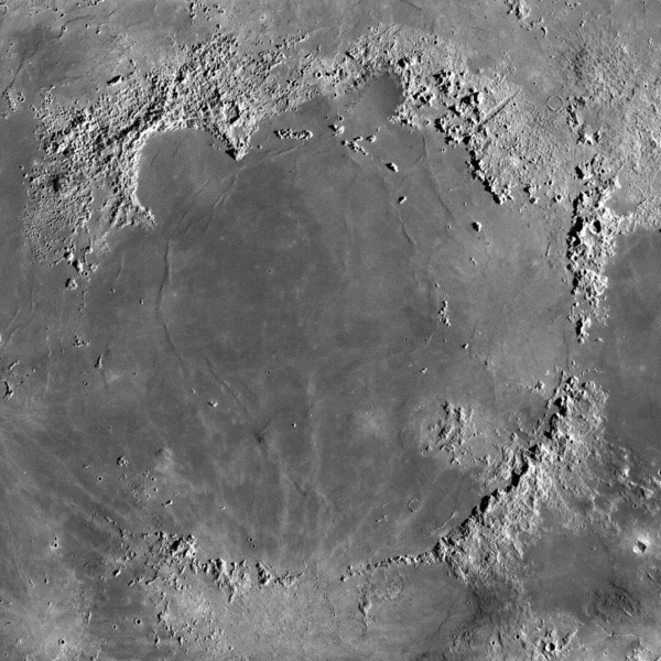 Una animazione che mostra la possibile differenza tra il Marea Imbrium appena formato e come ci appare oggi, tormentato da tanti crateri più giovani. Immagine NASA-LRO, elaborazione e animazione AstronomiAmo