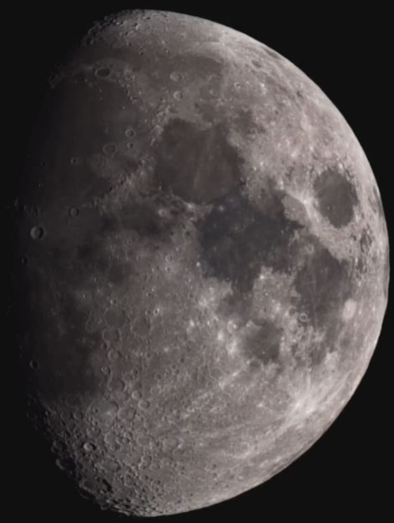 Luna al 75%. In evidenza i Mari maggiori del satellite: nei tre in obliquo si riconoscono il Mare della Serenità, quello della Tranquillità e quello della Fecondità (dall'alto al basso). Il mare più a destra è i Crisium. Crediti Carlo Mochi (Associazione AstronomiAmo APS)