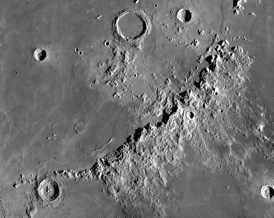 La catena dei Montes Appenninus ripresa dal Luran Reconnaissance Orbiter. Crediti NASA - LRO