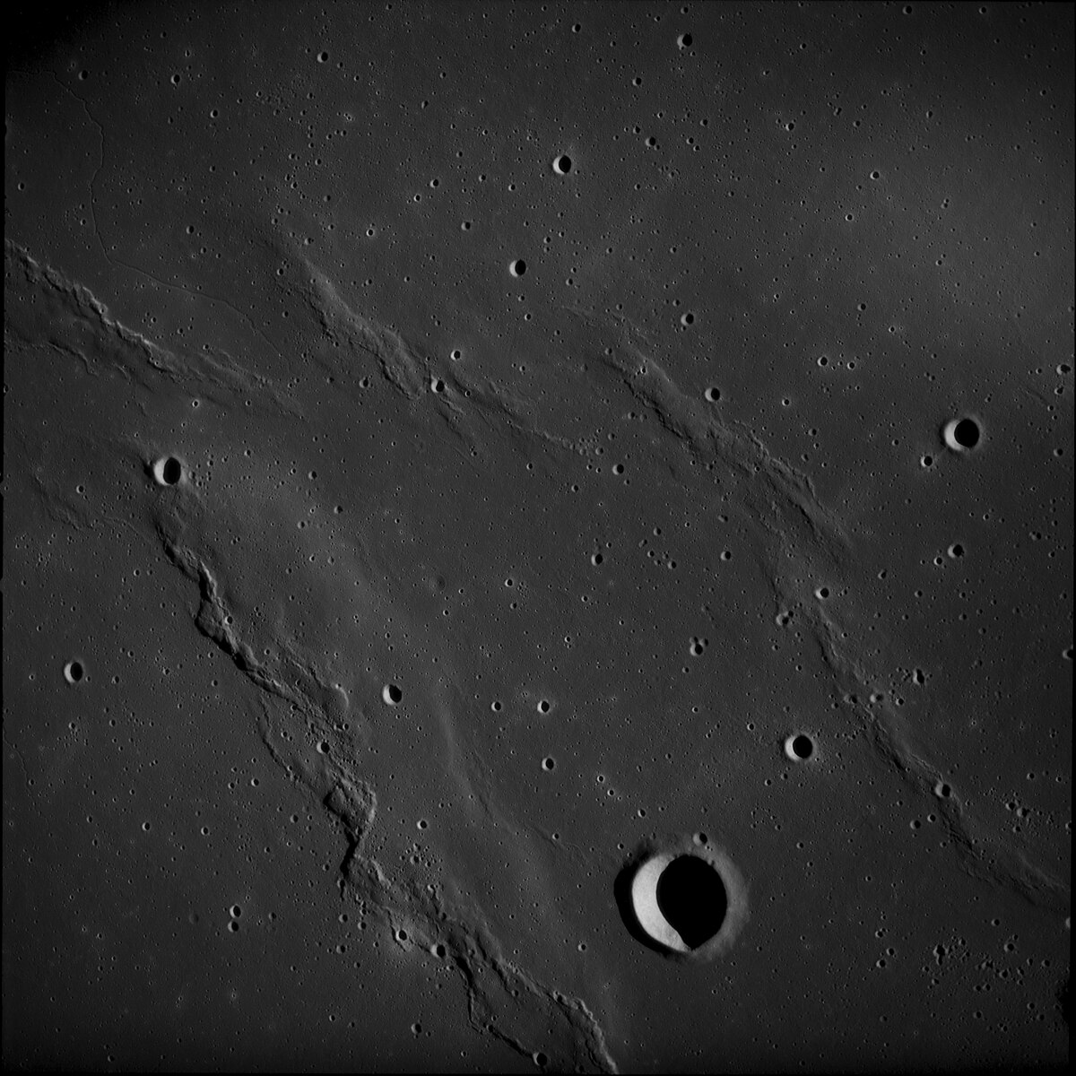 Wrinkled Ridges senza nome nell'Oceanus Procellarum. Crediti NASA-Apollo12