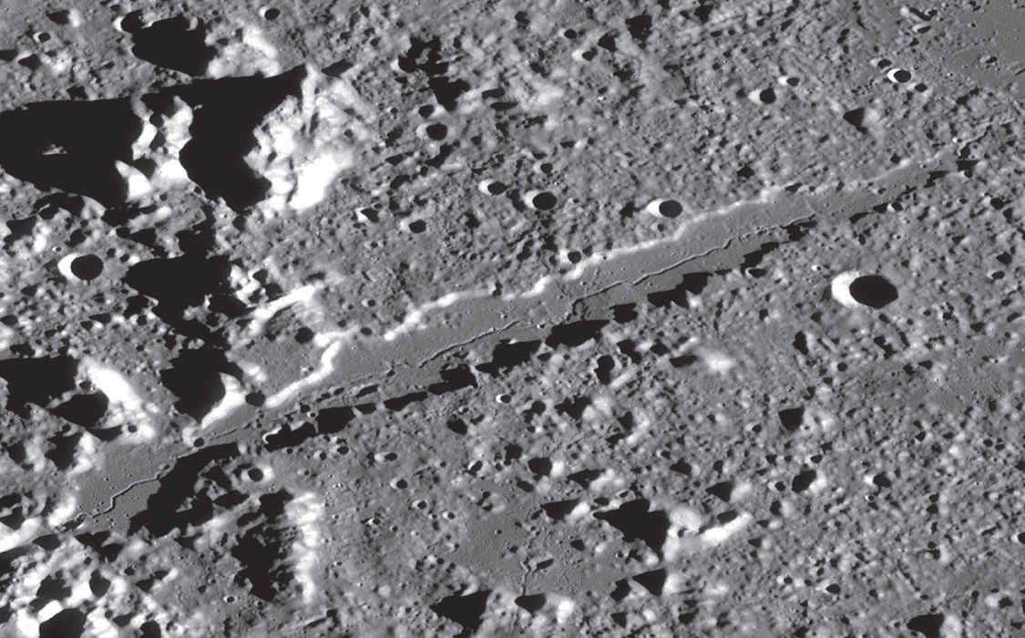 Vallis Alpes. con evidenza sulla frattura di 550 metri di larghezza sul fondo. NASA/GSFC/Arizona State University